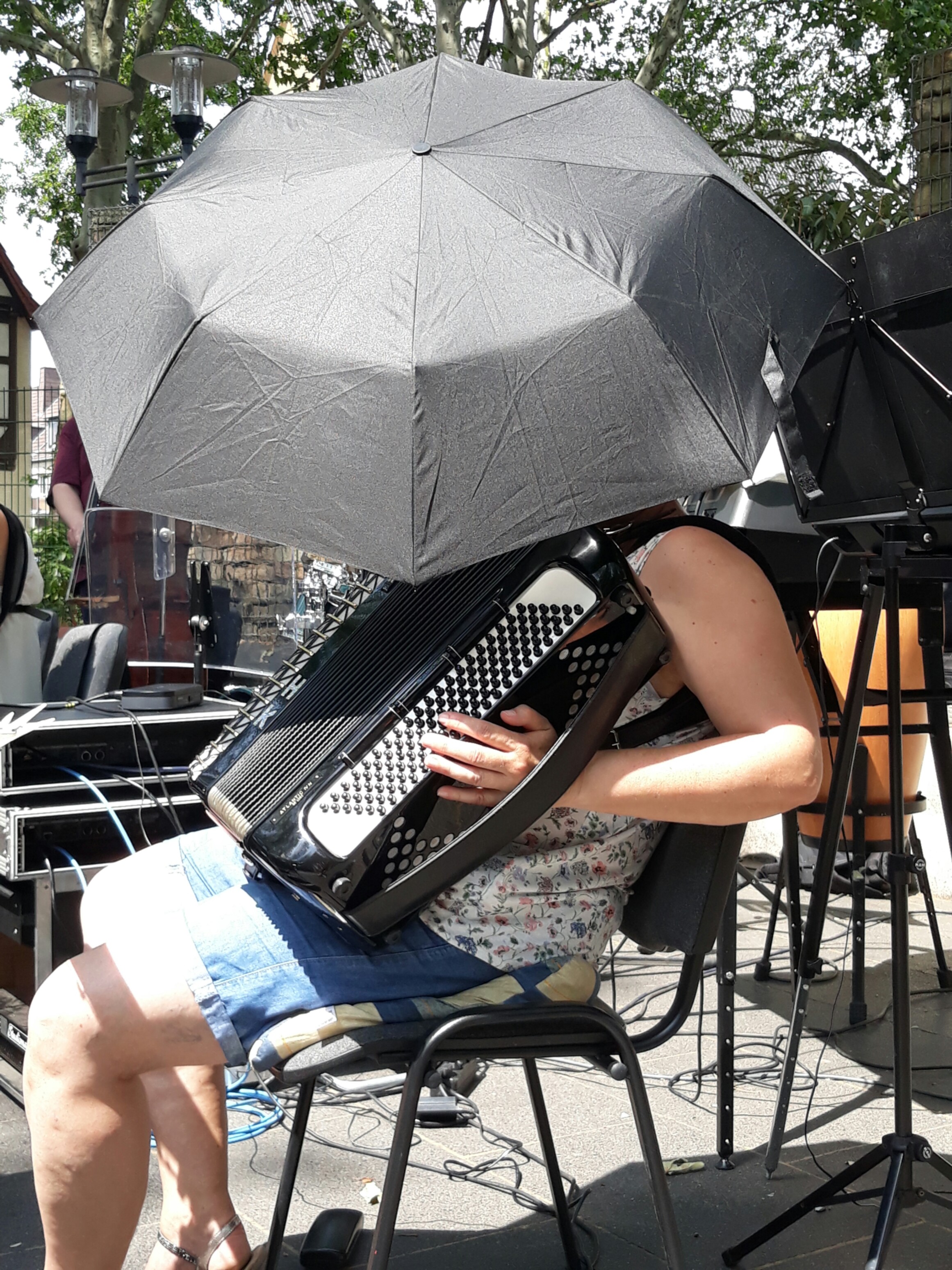 Dieses Akkordeon wurde mit einem Regenschirm vor der Sonne geschützt